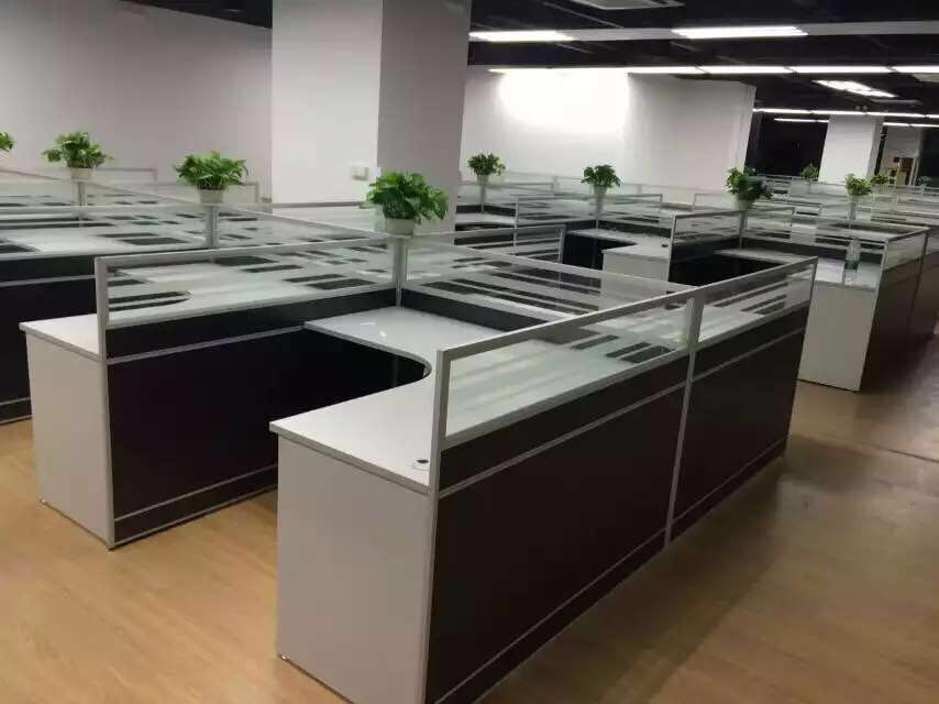 L型屏風(fēng)辦公桌現(xiàn)場實拍圖